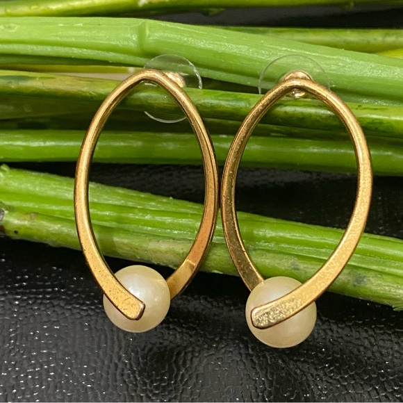 Vintage AVON Pearlesque Faux Pearl Hoop Pierced Earrings - Picture 1 of 10